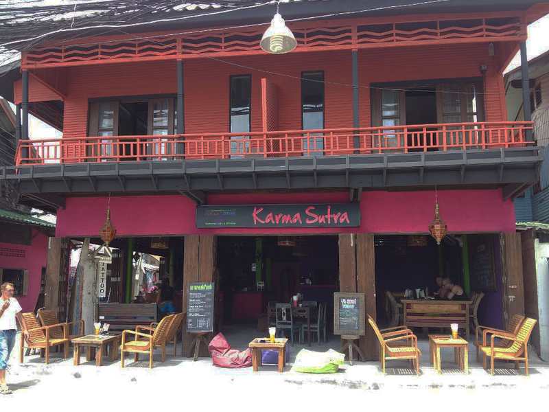 photo 10 location de maison sur koh samui thailande et son bar restaurant Fran&Atilde;&sect;ais Tha&Atilde;&macr;landais Karma Soutra avec Laurent et Simon.
